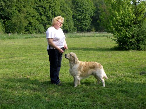 Was Frau´chen wohl noch in der Hand hat ?